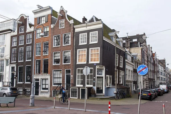 AMSTERDAM, NETHERLANDS on MARCH 31, 2016. Typical urban view in the spring. — Stock Photo, Image