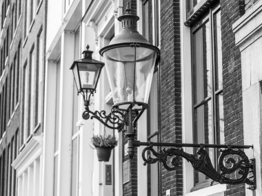 Amsterdam, Hollanda üzerinde 31 Mart 2016. Tipik mimari detaylarını evler XVII-XVIII İnşaat.