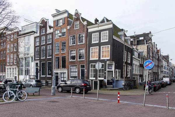 AMSTERDAM, NETHERLANDS on MARCH 31, 2016. Typical urban view in the spring. Buildings of the XVII-XVIII construction in the city street — Stock Photo, Image