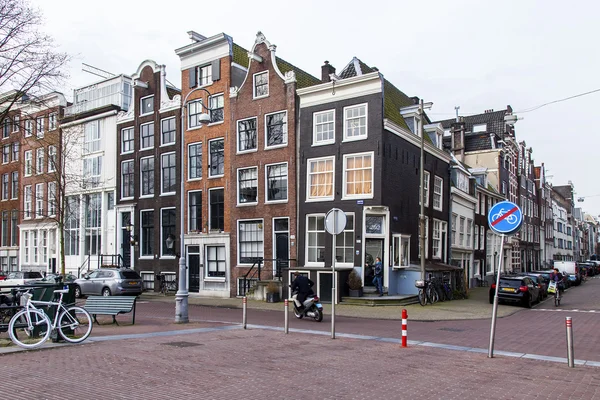 AMSTERDAM, PAÍSES BAJOS 31 DE MARZO DE 2016. Vista típica urbana en primavera. Edificios de la construcción XVII-XVIII en la calle de la ciudad — Foto de Stock