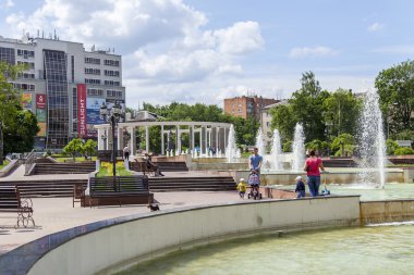Pushkino, Rusya, üzerinde 30 Mayıs 2016. Şehir manzarası. Bir anıt parçası düşmüş asker onuruna. 