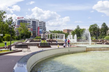 Pushkino, Rusya, üzerinde 30 Mayıs 2016. Şehir manzarası. Bir anıt parçası düşmüş asker onuruna. 