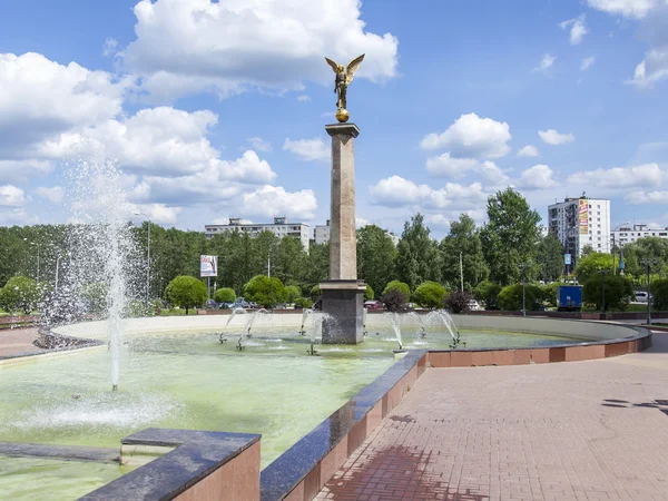 Pushkino, Ρωσική Ομοσπονδία, στις 30 Μαΐου 2016. Τοπίο της πόλης. Ένα τεμάχιο μνημείο προς τιμήν των πεσόντων στρατιωτών. — Φωτογραφία Αρχείου