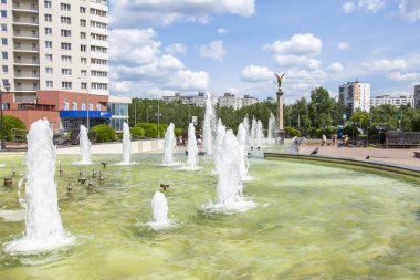 Pushkino, Rusya, üzerinde 30 Mayıs 2016. Şehir manzarası. Bir anıt parçası düşmüş asker onuruna. 