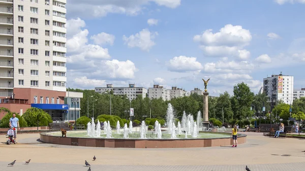 PUSHKINO, RUSIA, 30 de mayo de 2016. Paisaje urbano. Un fragmento conmemorativo en honor de los soldados caídos . — Foto de Stock