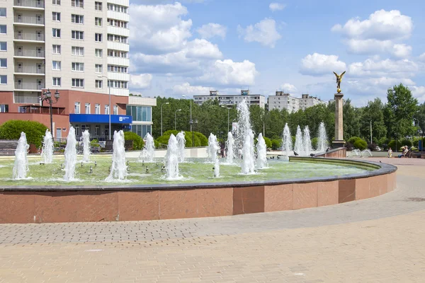 Pushkino, 러시아에 5 월 30 일, 2016. 도시 풍경입니다. 타락 한 군인의 명예에 있는 기념 조각. — 스톡 사진