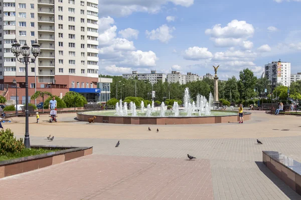 PUSHKINO, RÚSSIA, em 30 de maio de 2016. Paisagem urbana. Um fragmento comemorativo em honra dos soldados caídos . — Fotografia de Stock