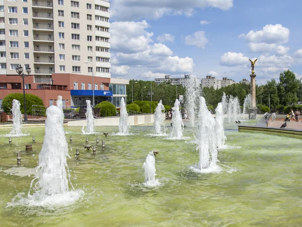 Poesjkino, Rusland, op 30 mei 2016. Stad landschap. Het fragment van een gedenkteken ter ere van de gevallen soldaten. — Stockfoto
