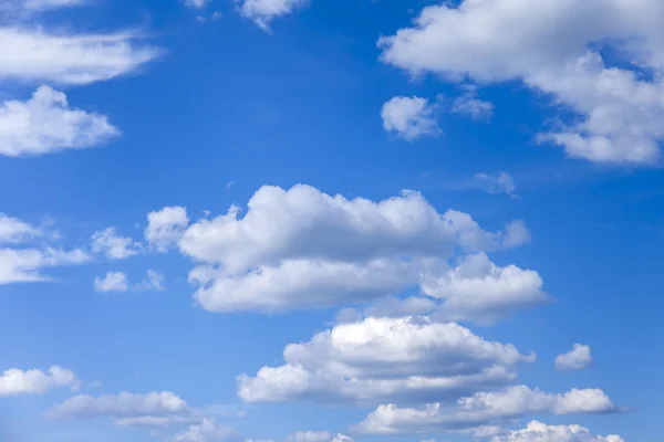 Pitoresk beyaz bulutlar cennet, yatay — Stok fotoğraf