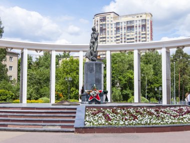 Pushkino, Rusya, üzerinde 30 Mayıs 2016. Şehir manzarası. Görünüm üzerinde çok katlı binalar ve onuruna düşmüş asker Anıtı