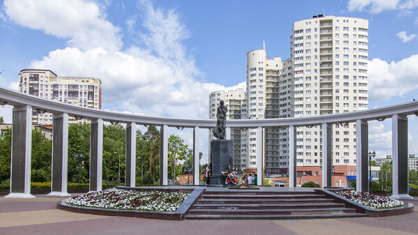 ПУШКИНО, РОССИЯ, 30 мая 2016 года. Город пейзаж. Вид на многоэтажные здания и Мемориал в честь павших воинов
