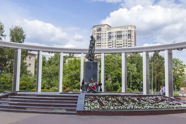 PUSHKINO, RUSIA, 30 de mayo de 2016. Paisaje urbano. Vista sobre los edificios de varios pisos y el Memorial en honor de los soldados caídos — Foto de Stock