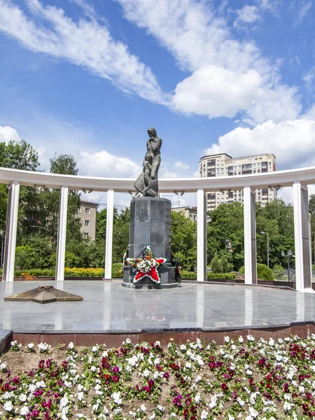 Pushkino, Ρωσική Ομοσπονδία, στις 30 Μαΐου 2016. Τοπίο της πόλης. Προβολή σε πολυώροφα κτίρια και το μνημείο προς τιμήν των πεσόντων στρατιωτών — Φωτογραφία Αρχείου