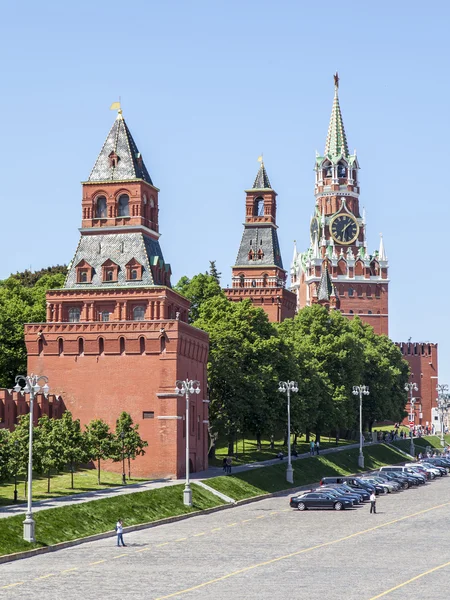 Moscú, Rusia, 31 de mayo de 2016. Torres y muro del Kremlin. Vista desde el puente Bolshoy Moskvoretsky . — Foto de Stock