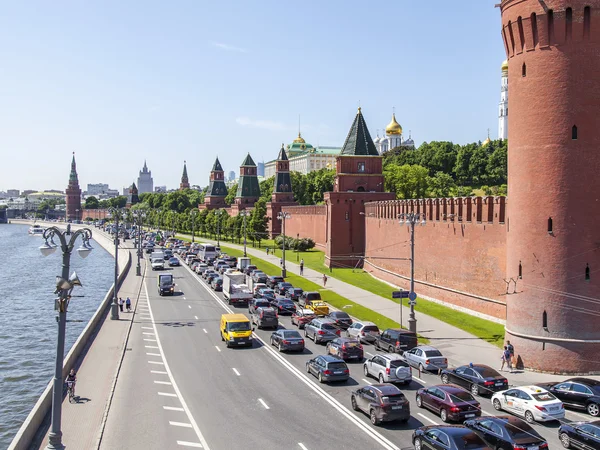 Mosca, Russia, il 31 maggio 2016. Torri e mura del Cremlino. Kremlevskaya Embankment. Vista dal ponte Bolshoy Moskvoretsky . — Foto Stock