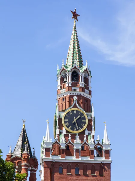 MOSCÚ, RUSIA, 31 DE MAYO DE 2016. Spasskaya Torre y muro del Kremlin . — Foto de Stock