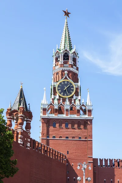 Moskau, russland, am 31. mai 2016. spasskaya turm und mauer des kreml. — Stockfoto