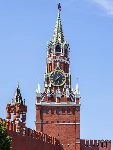 MOSCOW, RÚSSIA, em 31 de maio de 2016. Torre de Spasskaya e parede do Kremlin . — Fotografia de Stock