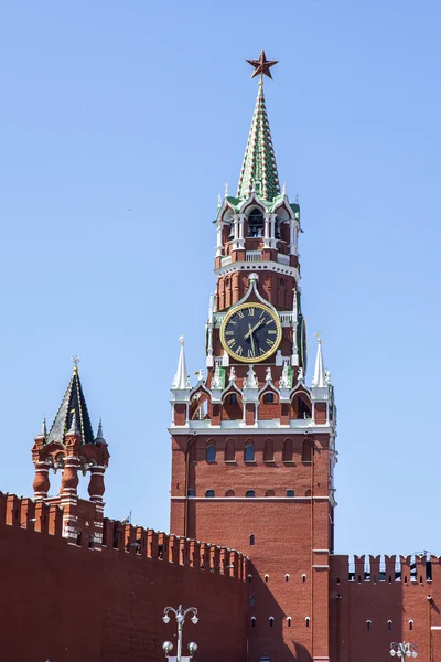 MOSCÚ, RUSIA, 31 DE MAYO DE 2016. Spasskaya Torre y muro del Kremlin . — Foto de Stock