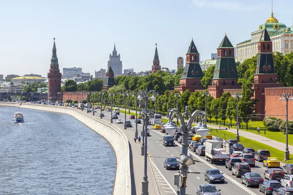 Mosca, Russia, il 31 maggio 2016. Torri e mura del Cremlino. Kremlevskaya Embankment. Vista dal ponte Bolshoy Moskvoretsky . — Foto Stock