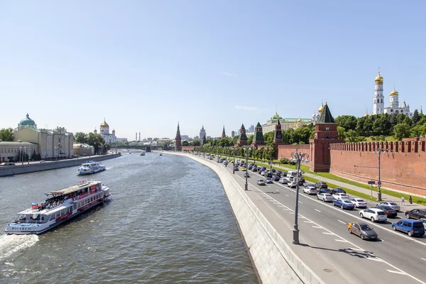 Mosca, Russia, il 31 maggio 2016. Torri e mura del Cremlino. Kremlevskaya Embankment. Vista dal ponte Bolshoy Moskvoretsky . — Foto Stock