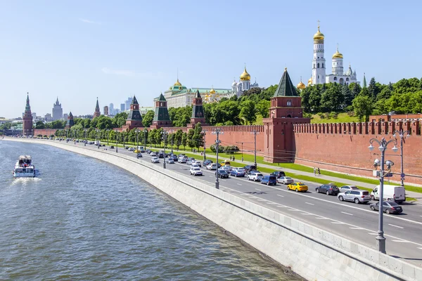 Moskou (Rusland), op 31 mei 2016. Torens en de muur van het Kremlin. Kremlevskaya dijk. Uitzicht vanaf Bolsjoj Moskvoretsky brug. — Stockfoto