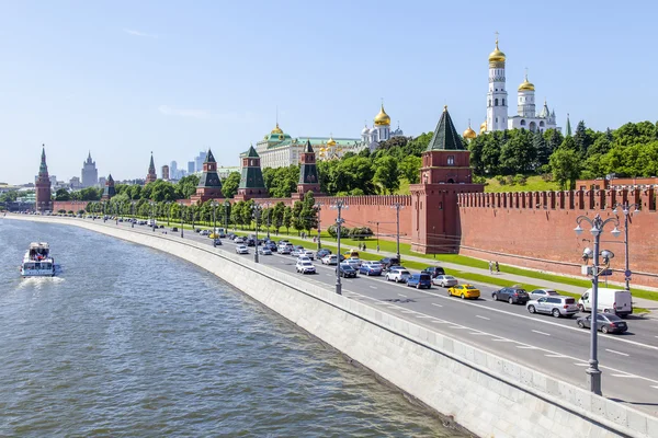 MOSCOW, RUSSIA, on MAY 31, 2016. Towers and wall of the Kremlin. Kremlevskaya Embankment. View from Bolshoy Moskvoretsky Bridge. — Stock Photo, Image