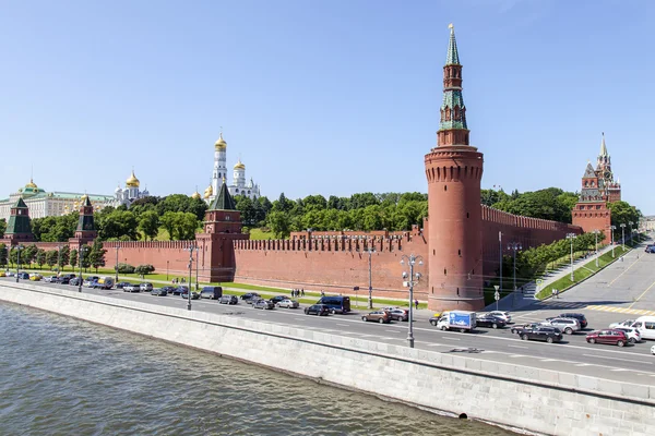 Mosca, Russia, il 31 maggio 2016. Torri e mura del Cremlino. Kremlevskaya Embankment. Vista dal ponte Bolshoy Moskvoretsky . — Foto Stock