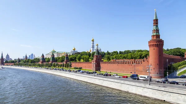 Moskow, Rusia, pada tanggal 31 Mei 2016. Menara dan dinding Kremlin. Penggalangan dana Kremlevskaya. Lihat dari Jembatan Bolshoy Montrevoretsky . — Stok Foto