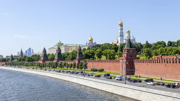 Mosca, Russia, il 31 maggio 2016. Torri e mura del Cremlino. Kremlevskaya Embankment. Vista dal ponte Bolshoy Moskvoretsky . — Foto Stock