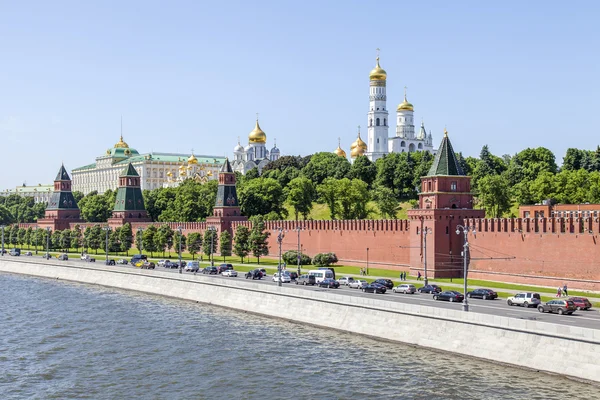 Москва, Россия, 31 мая 2016 г. Башни и стена Кремля. Кремлевская набережная. Вид с Большого Москворецкого моста . — стоковое фото
