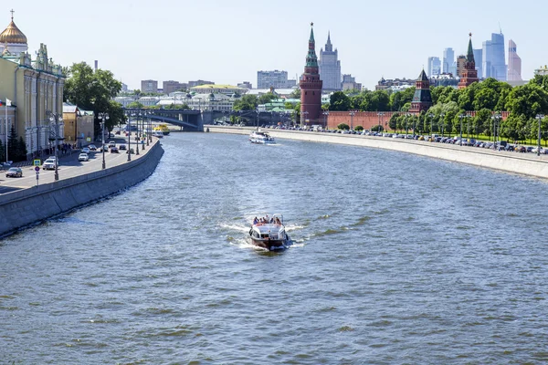 Moskva, Ryssland, på 31 maj 2016. Stadslandskapet. Vy över floden Moskva och dess vallar — Stockfoto