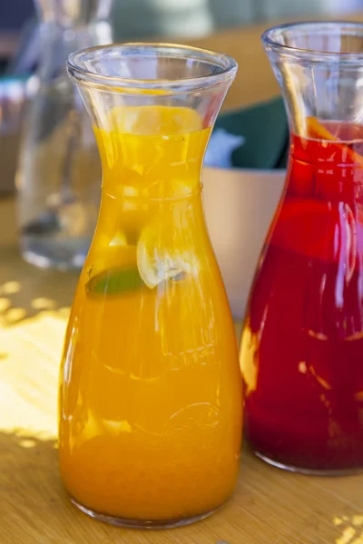 Bebida de fruta en una jarra de vidrio transparente — Foto de Stock