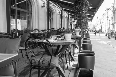 Moskova, Rusya, üzerinde 31 Mayıs 2016. Kentsel görünümü. Nikolskaya Caddesi. Bir yaz açık hava kafe küçük tablolar