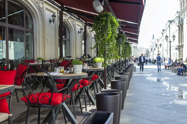 MOSCOW, RÚSSIA, em 31 de maio de 2016. Vista urbana. Rua Nikolskaya. Pequenas mesas de um café ao ar livre de verão — Fotografia de Stock