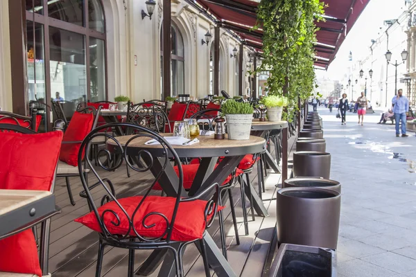 MOSCOW, RÚSSIA, em 31 de maio de 2016. Vista urbana. Rua Nikolskaya. Pequenas mesas de um café ao ar livre de verão — Fotografia de Stock