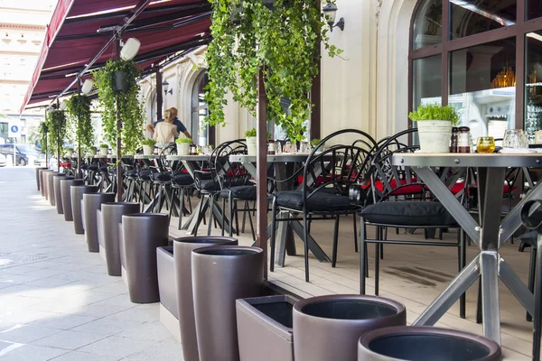 MOSCOU, RUSSIE, le 31 mai 2016. Vue urbaine. Rue Nikolskaïa. Petites tables d'un café en plein air d'été — Photo