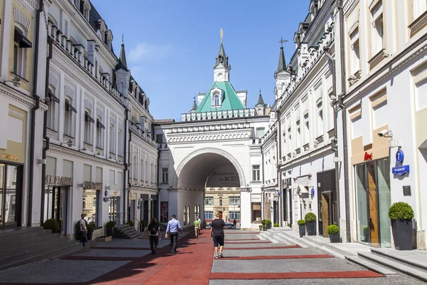 MOSCOW, RUSSIA, on MAY 31, 2016. Urban view. Tretyakovsky Drive — Stock Photo, Image