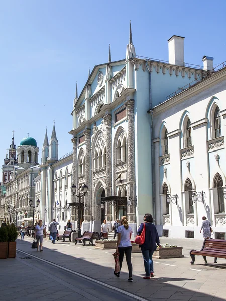 Moskva, Rusko, na 31 května, 2016. Městské krajiny. Nikolskaya Street, jedné z centrálních ulicích Moskvy, pěší zóna — Stock fotografie