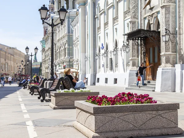 МОСКВА, Россия, 31 мая 2016 года. Город пейзаж. Никольская улица, одна из центральных улиц Москвы, пешеходная зона — стоковое фото