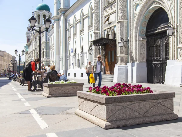 MOSCÚ, RUSIA, 31 de mayo de 2016. Paisaje urbano. Calle Nikolskaya, una de las calles centrales de Moscú, zona peatonal — Foto de Stock