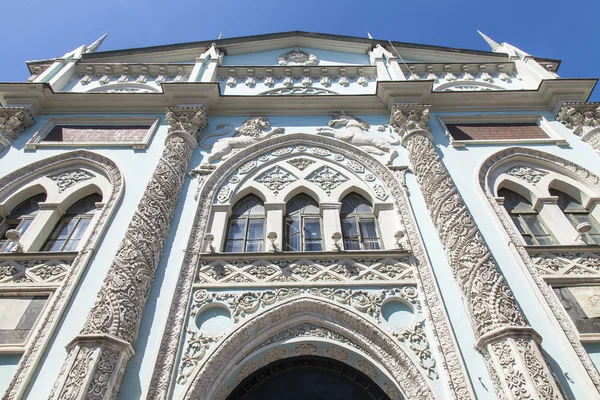 MOSCOW, RÚSSIA, em 31 de maio de 2016. Paisagem urbana. Nikolskaya Street, uma das ruas centrais de Moscou. Edifício da casa de impressão do Sínodo, detalhes arquitetônicos — Fotografia de Stock