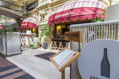 Moskova, Rusya, 31 Mayıs 2016 tarihinde. Kızıl Meydan'daki Gum tarihi dükkanının ticaret galerisi. Köpüklü Abrau-Durso bar ve salonu