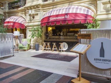 Moskova, Rusya, 31 Mayıs 2016 tarihinde. Kızıl Meydan'daki Gum tarihi dükkanının ticaret galerisi. Köpüklü Abrau-Durso bar ve salonu