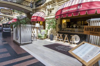 Moskova, Rusya, 31 Mayıs 2016 tarihinde. Kızıl Meydan'daki Gum tarihi dükkanının ticaret galerisi. Köpüklü Abrau-Durso bar ve salonu