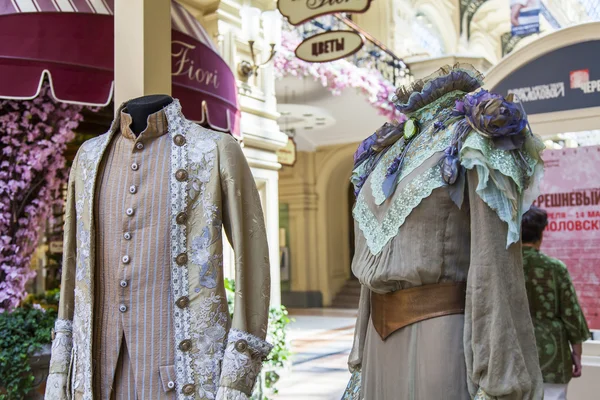 Moskau, russland, am 31. mai 2016. handelsgalerie des gum historic shop am roten platz. die Exponate des szenischen Anzugs im Rahmen des Festivals der Künste das Kirschholz — Stockfoto