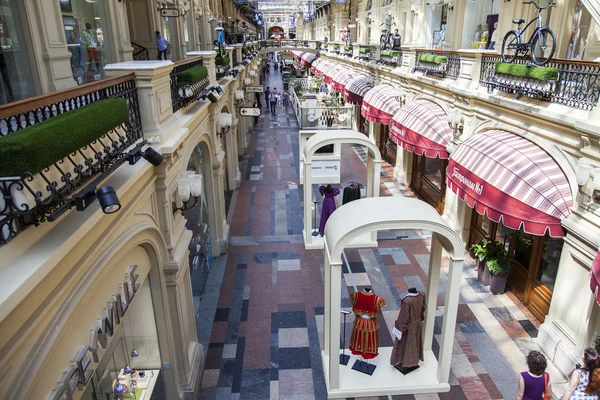 MOSCÚ, RUSIA, 31 de mayo de 2016. Galería comercial de la tienda histórica GUM en Red Square. Las exhibiciones del traje escénico dentro del festival de las artes la Madera de cerezo —  Fotos de Stock
