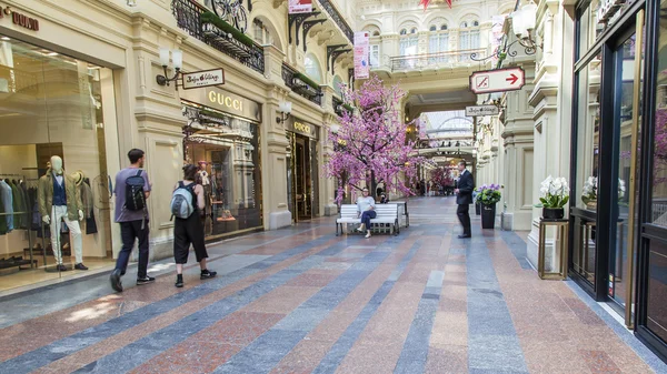 MOSCÚ, RUSIA, 31 de mayo de 2016. Galería comercial de la tienda histórica GUM en Red Square . —  Fotos de Stock