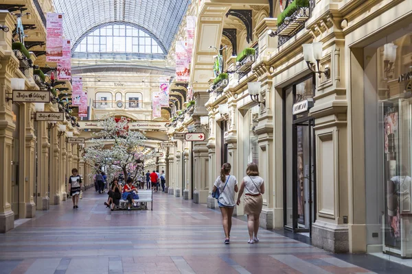 MOSCÚ, RUSIA, 31 de mayo de 2016. Galería comercial de la tienda histórica GUM en Red Square . — Foto de Stock