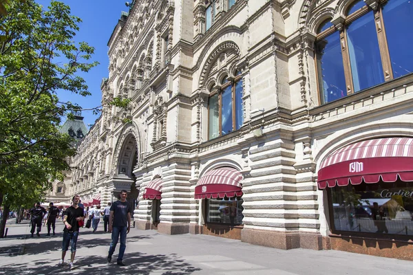MOSCOW, RÚSSIA, em 31 de maio de 2016. Paisagem urbana. Uma fachada da loja histórica GUM na Praça Vermelha. Pedestres vão — Fotografia de Stock
